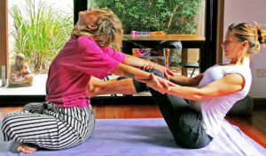 Assisted cobra stretches the arms